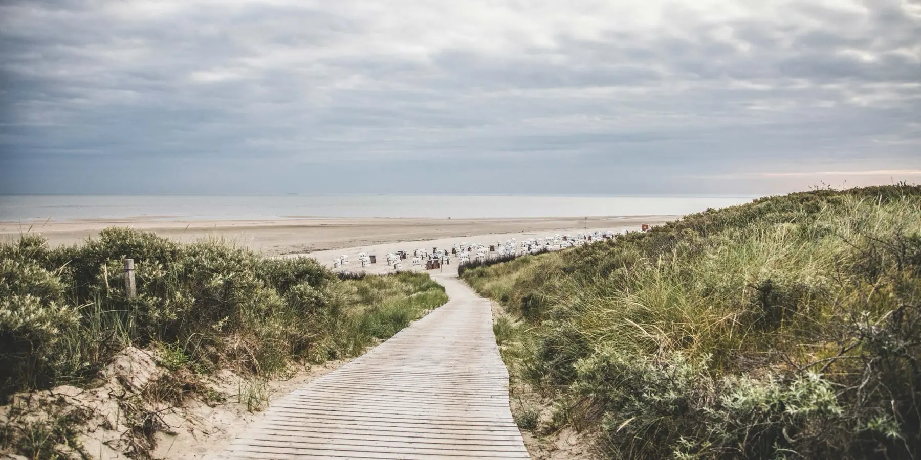 Holzbohlenweg durch die Dünen zum Strand an der ostfriesischen Küste