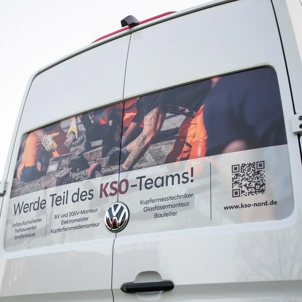 Heckscheibe eines KSO-Transporters mit dem Schriftzug Werde Teil des KSO-Teams